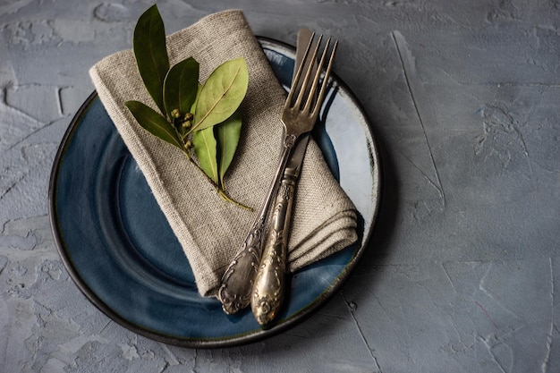 Set tacâmuri și farfurii aranjate